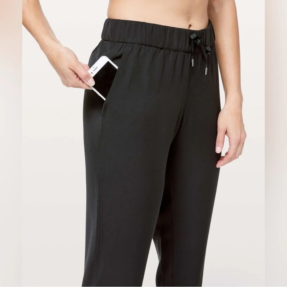 Lululemon On The Fly Jogger‎ in Black.